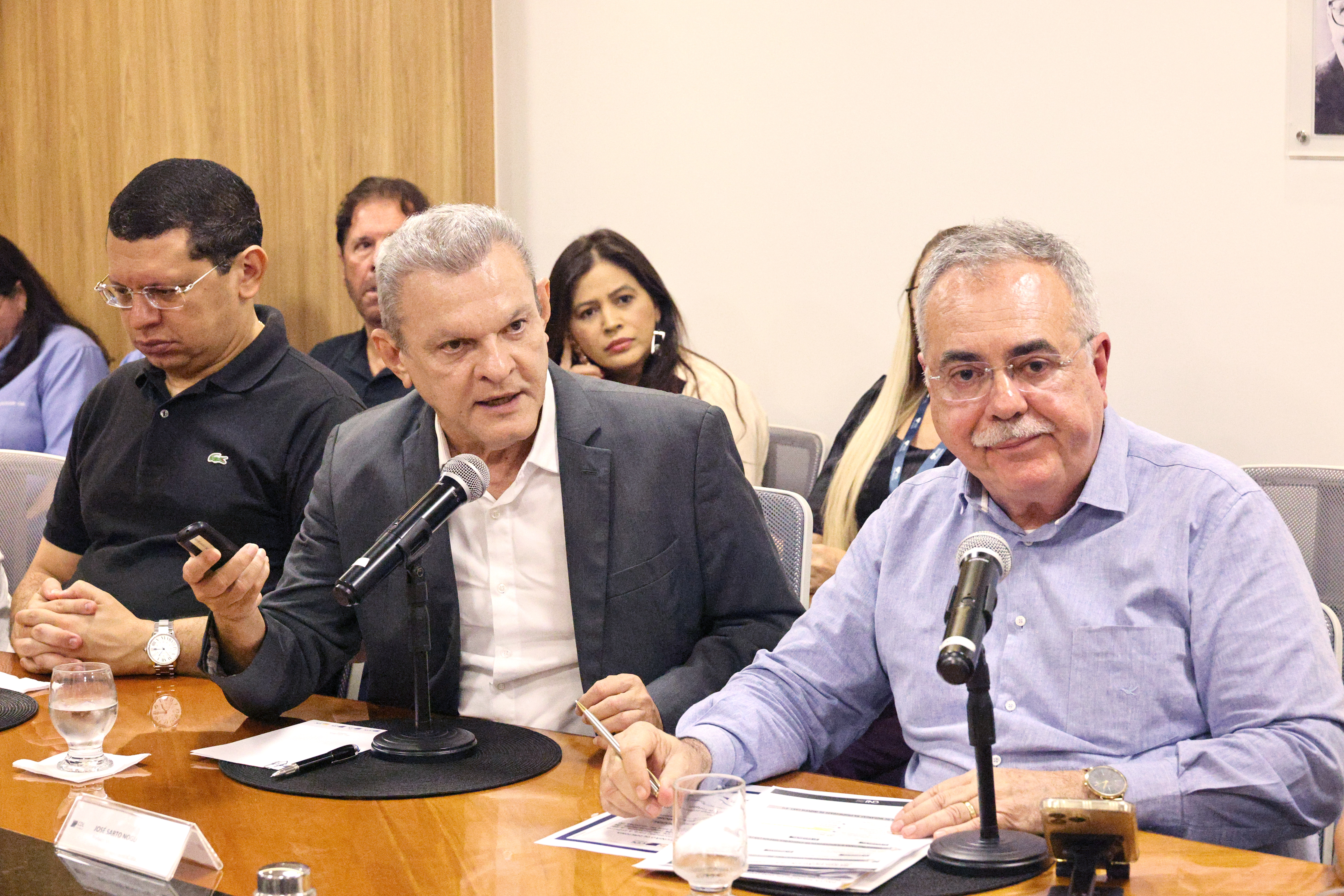 prefeito fala ao microfone ao lado do presidente da CDL